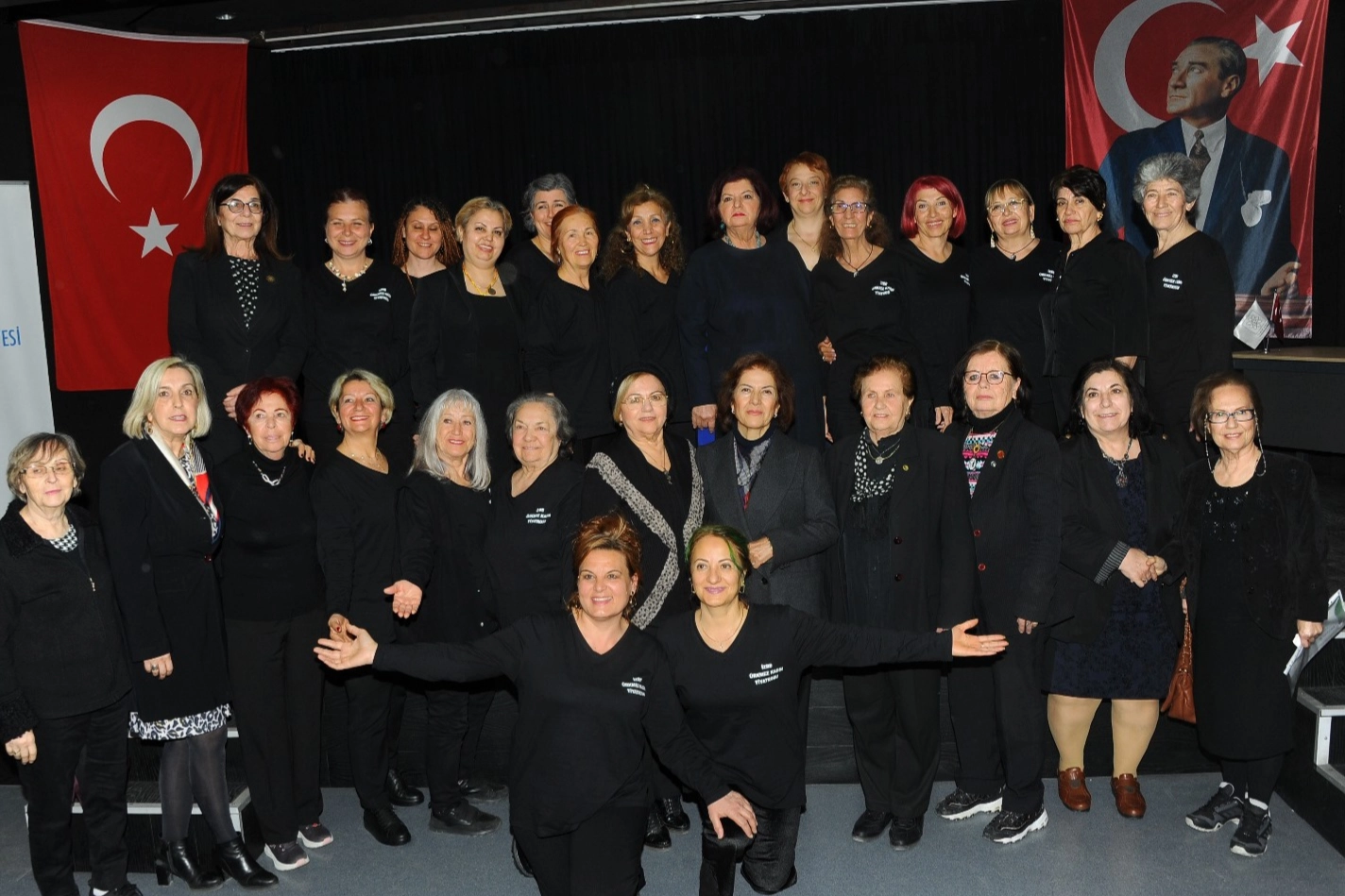 İzmirli kadınlardan demokrasi ve adalete siyah giysili protesto
