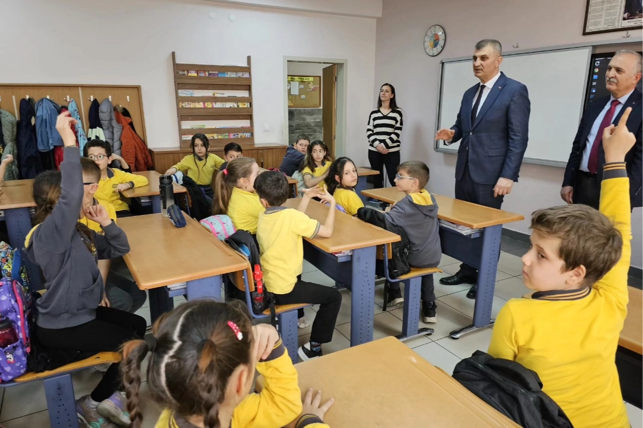 Gölcük'te Başkan Sezer'den 'Hayat Bilgisi' dersi