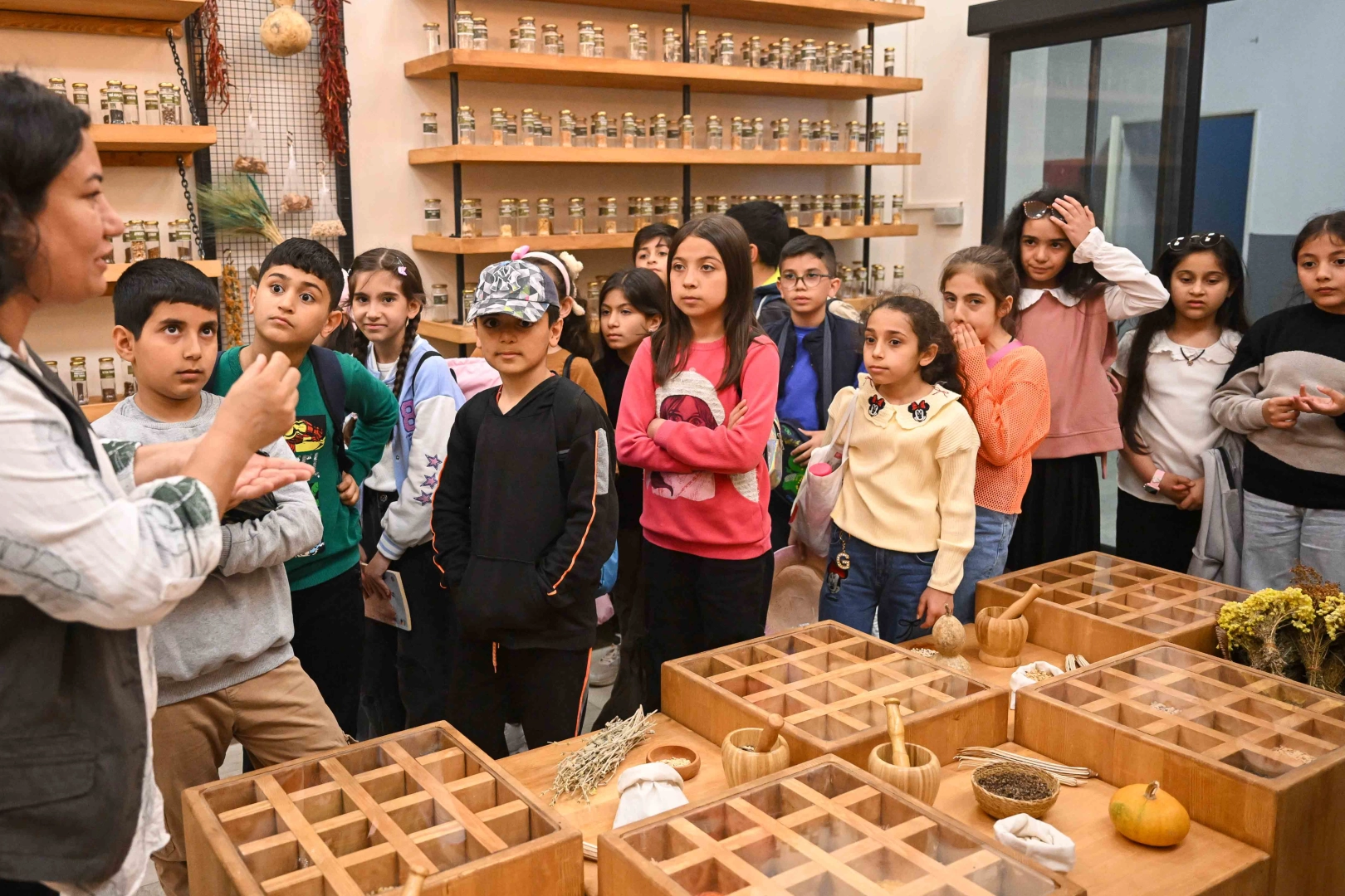 İzmir Bornova’da yerel tohuma çocuk eli!