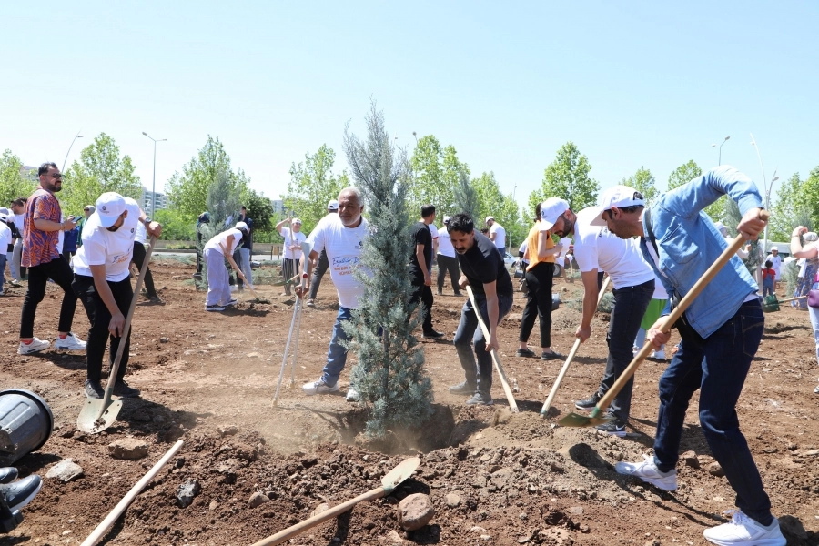 Diyarbakır'da engelliler fidan dikerek geleceğe nefes oldu