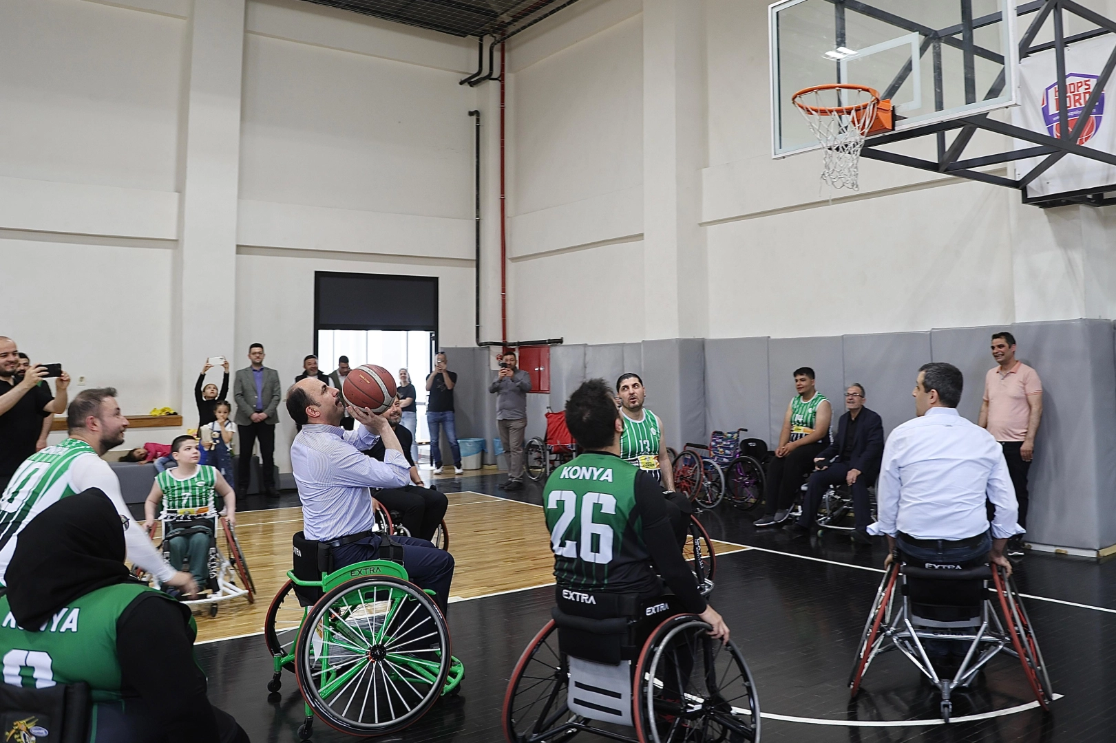 Konya'da tekerlekli sandalyede pota heyecanı