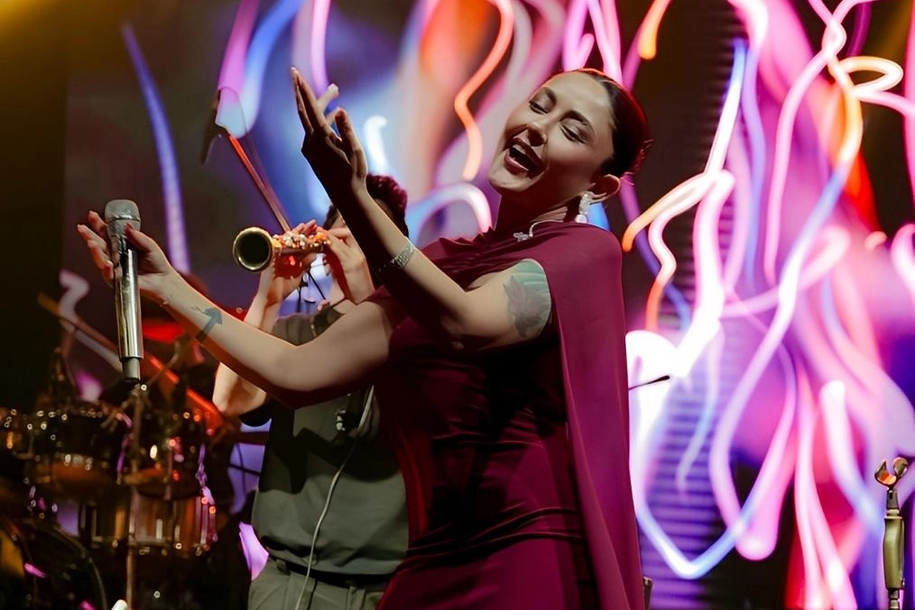 Melek Mosso depremzedeler için sahne aldı