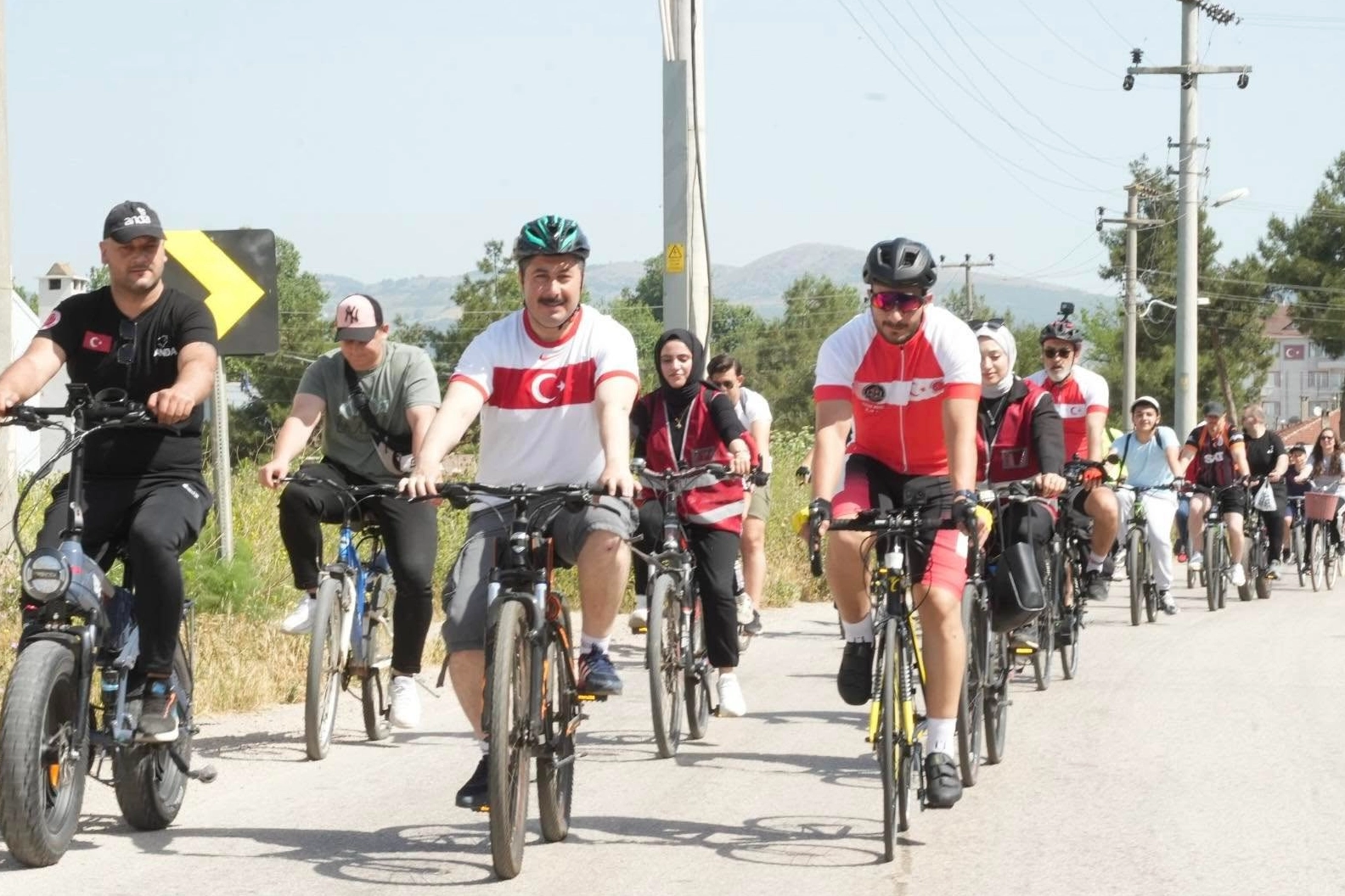 Bisiklet tutkunları Bursa Yenişehir'de doğa için pedalladı