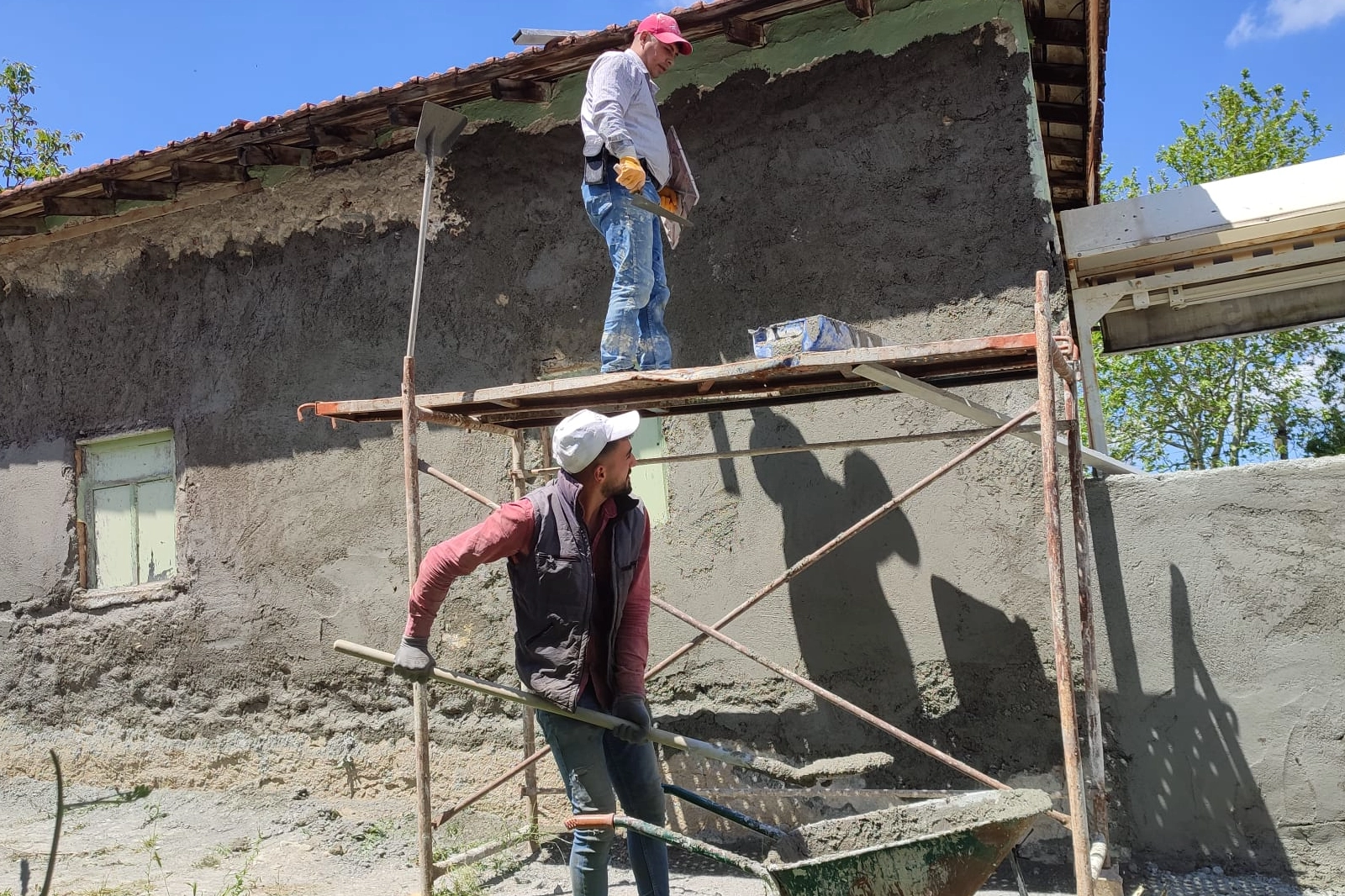 Bilecik'te mahalleli el ele verdi, cami baştan sona yenilendi