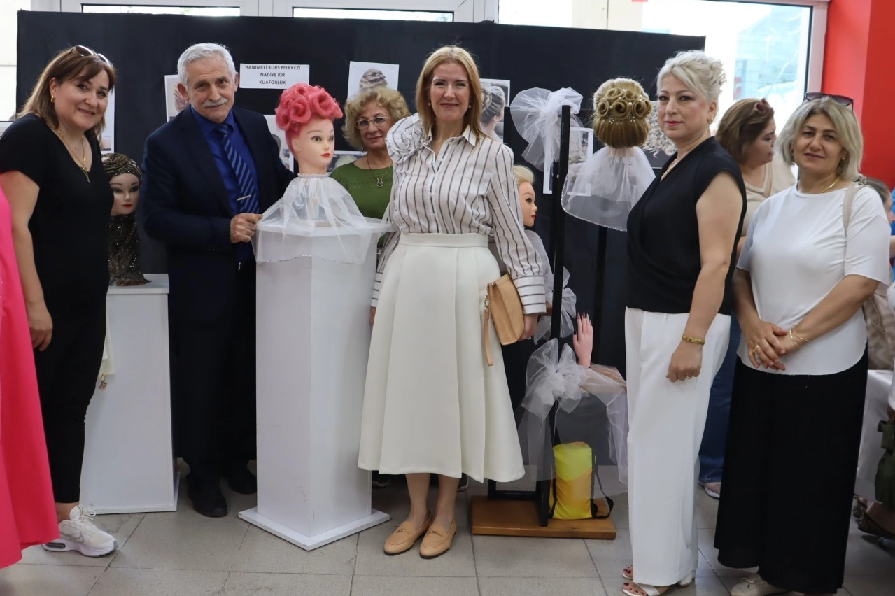 İZMEK’ten muhteşem defile ve yılsonu sergisi 