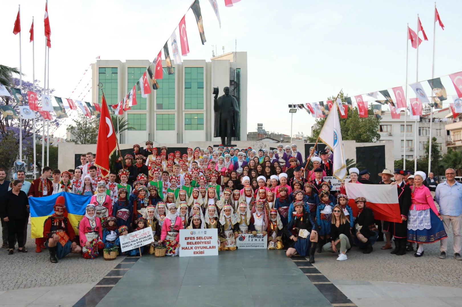 Efes Selçuk’ta Kültürler Uluslararası Halk Oyunları Şenliği ile buluşuyor