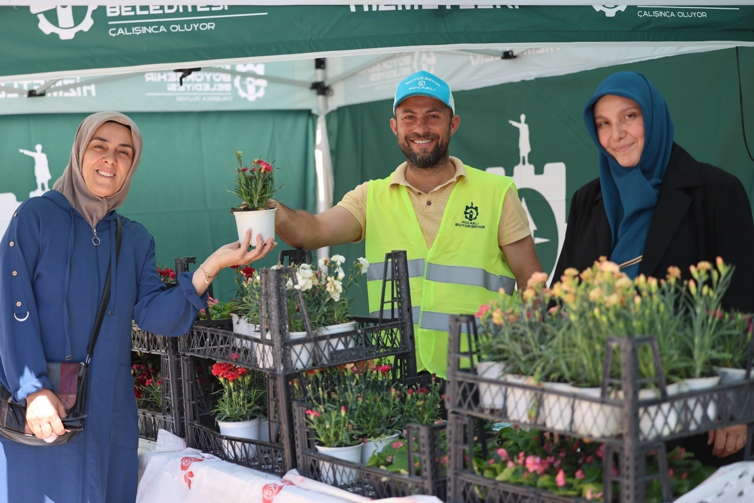 Kocaeli'de kabirlere çiçek, gönüllere huzur