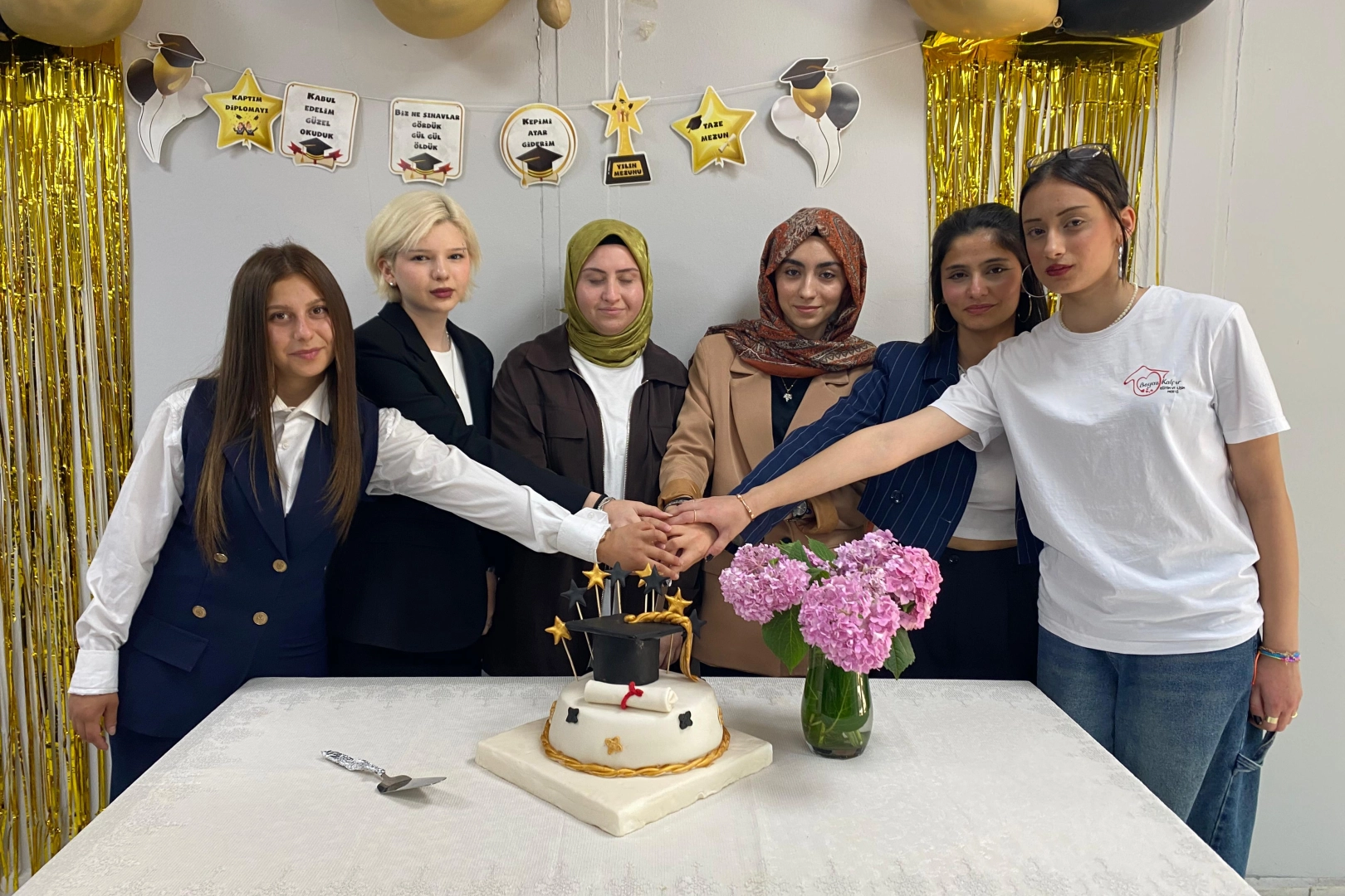 Kocaeli Beyaz Kalpler’de mezuniyet sevinci