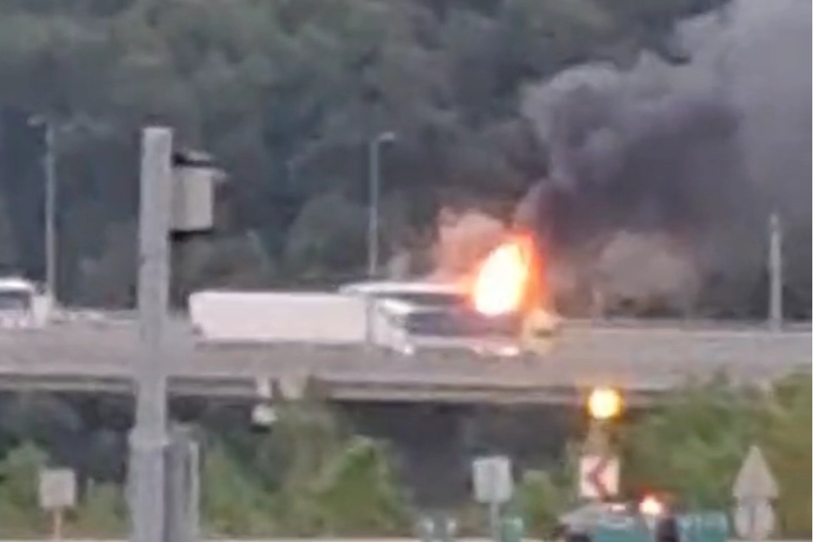 Düzce'de yolcu otobüsü yandı: İstanbul istikameti kapatıldı