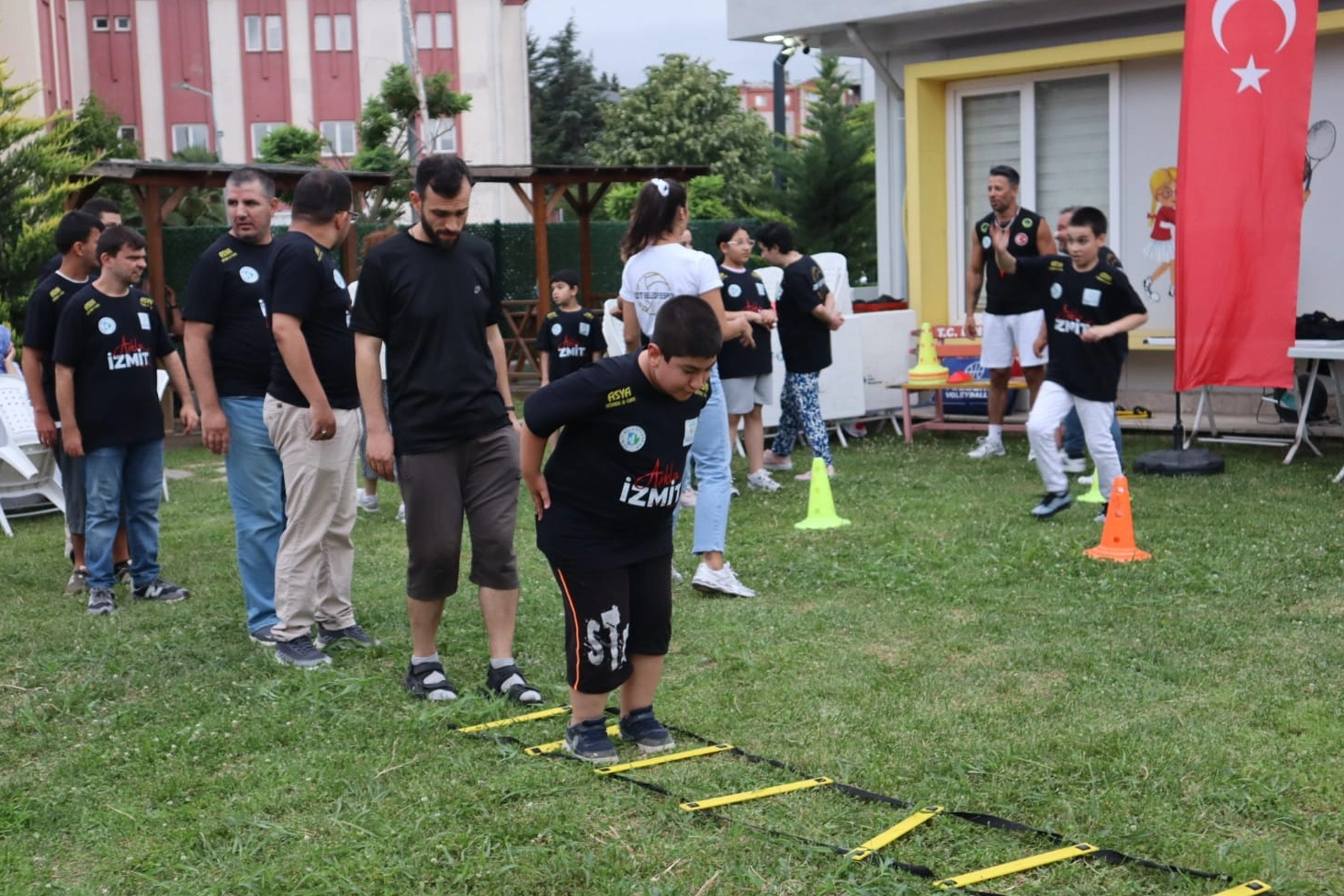 Kocaeli İzmit'te otizmli bireyler sahada kalplere dokundu
