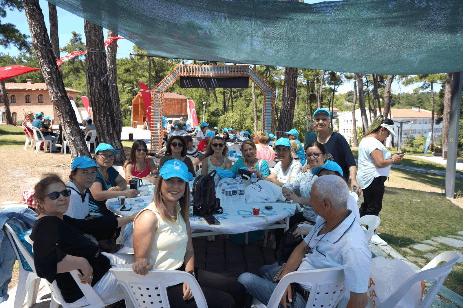 Balıkesir Büyükşehir'den emeklilere piknik morali