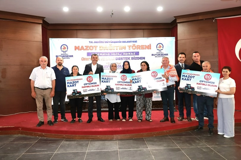 Denizlili çiftçinin ilk mazotu Başkan Çavuşoğlu'ndan