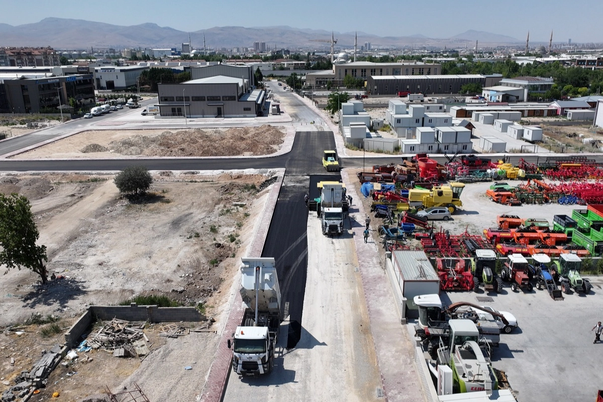 Konya Karatay'da asfalt mesai sürüyor