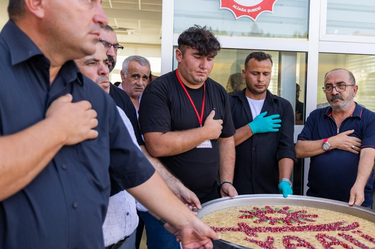 İzmir'de Başkan Tugay Aliağa’da aşure lokmasına ortak oldu