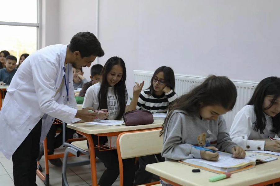 Mersin’de lise hayallerine Büyükşehir desteği