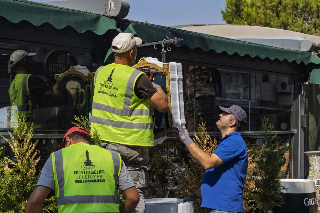 İzmir'de zabıta ve esnaf el ele... Yeşile geri dönüş başladı