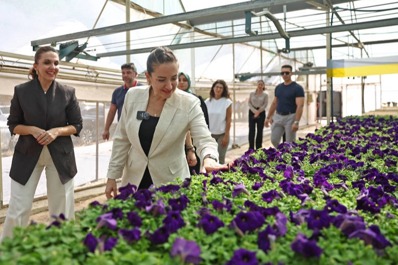 Büşra Özdemir Hurma Bitki Üretim Tesisi'ni inceledi
