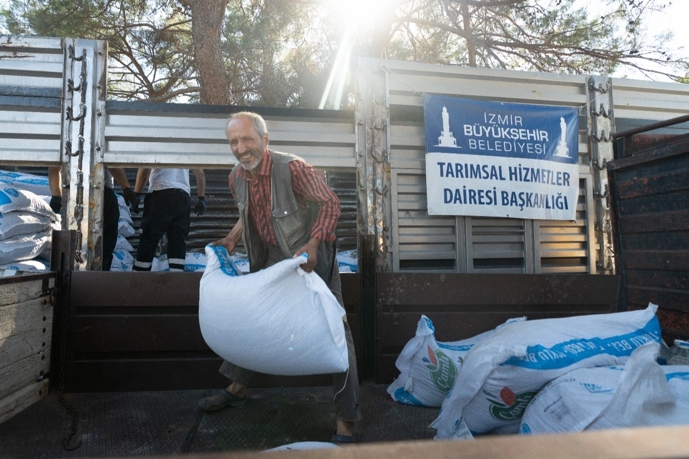 İzmir'de yanan köylere Büyükşehir’den 40 tonluk yem desteği