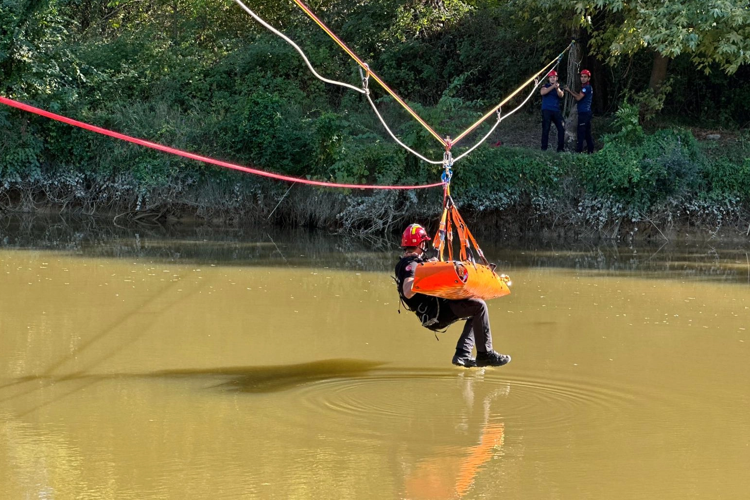 İtfaiyeciler Sakarya Nehri üzerinde nefes kesti