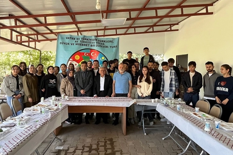 Memduh Büyükkılıç Türk Dünyası gençleriyle buluştu
