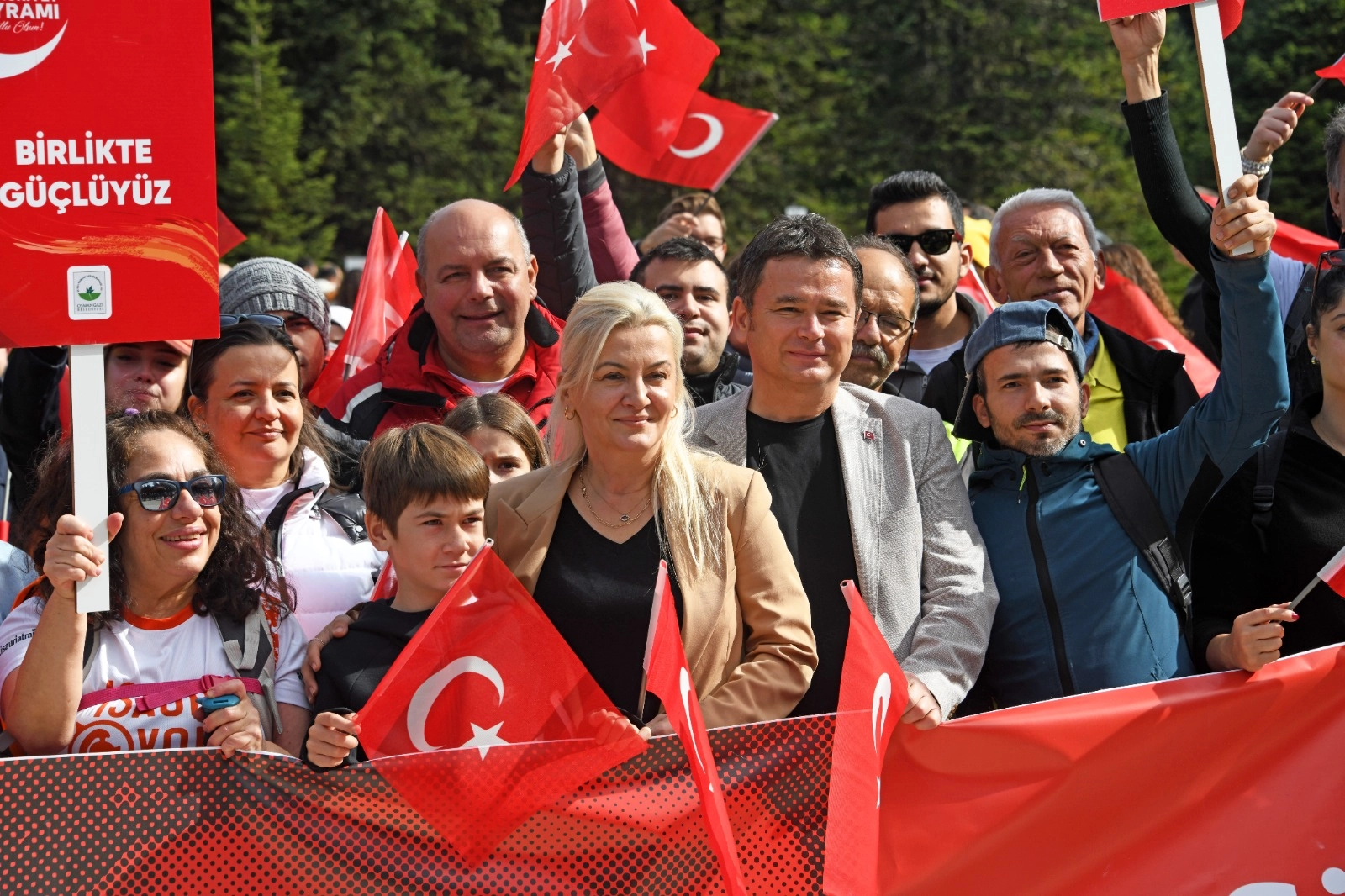 Bursa Uludağ’da yüzlerce kişi Cumhuriyet'in izinde